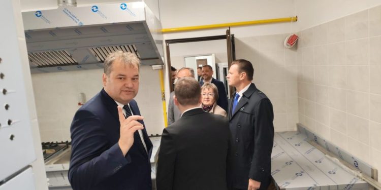 Ministrul Cseke Attila a promis, la Suceava, că Guvernul va permite angajarea a 35 de persoane care să asigure funcționarea noii creșe din cartierul Burdujeni