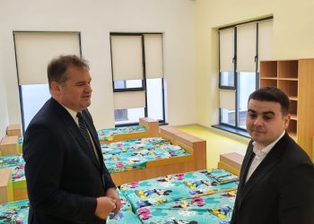 Ministrul Cseke Attila a promis, la Suceava, că Guvernul va permite angajarea a 35 de persoane care să asigure funcționarea noii creșe din cartierul Burdujeni