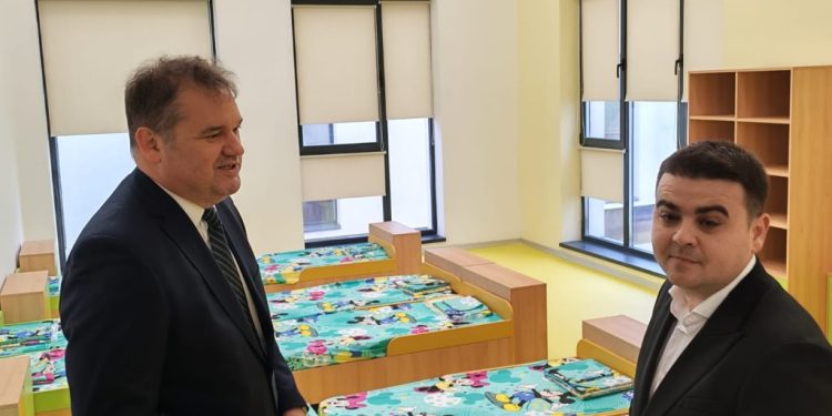 Ministrul Cseke Attila a promis, la Suceava, că Guvernul va permite angajarea a 35 de persoane care să asigure funcționarea noii creșe din cartierul Burdujeni