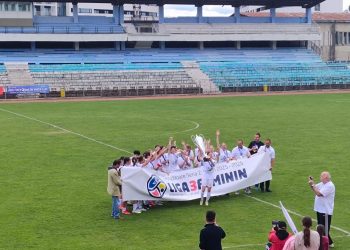 Echipa de fotbal feminin CSU Suceava a primit medaliile de campioane și cupa, după cîștigarea Ligii a III-a și promovarea în Liga a II-a. La festivitatea de premiere a fost prezent și ministrul Educației, Mihai Dimian, care le-a oferit fetelor flori