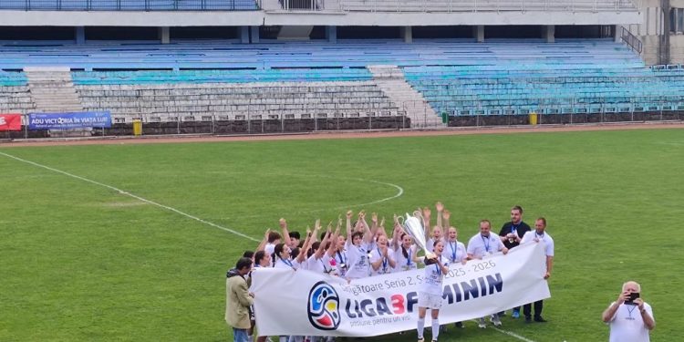 Echipa de fotbal feminin CSU Suceava a primit medaliile de campioane și cupa, după cîștigarea Ligii a III-a și promovarea în Liga a II-a. La festivitatea de premiere a fost prezent și ministrul Educației, Mihai Dimian, care le-a oferit fetelor flori