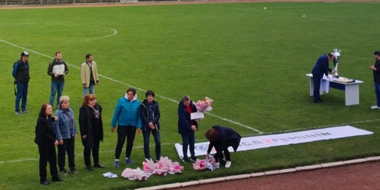 Flori, eșarfe și diplome, pentru fostele fotbaliste ale Sucevei