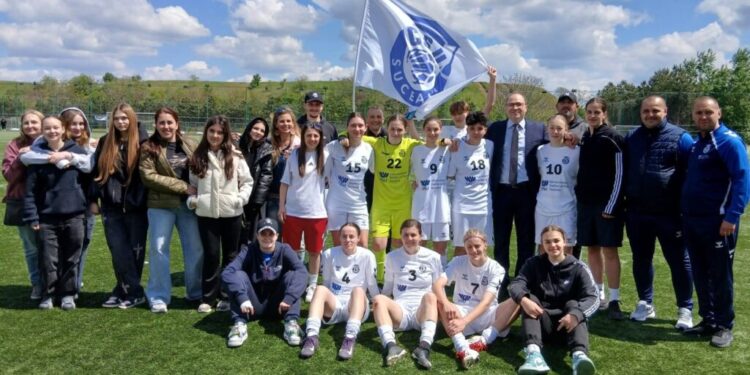 Echipa de fotbal feminin CSU Suceava a pierdut la Voluntari, dar rămîne pe primul loc. La meci a asistat și Mihai Dimian, ministrul Educației, cel cu sprijinul căruia s-a înființat echipa