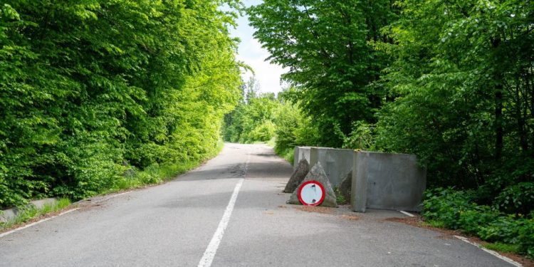 După 8 ani în care a stat închis, încep lucrările la drumul județean Ciprian Porumbescu. Constructorul desemnat va avea la dispoziție 9 luni pentru realizarea investiției