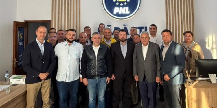 Dat afară din PNL pentru că la prezidențiale l-a susținut pe Nicușor Dan, și nu pe Crin Antonescu, primarul Rădăuților, Bogdan Loghin, a fost reprimit în PNL