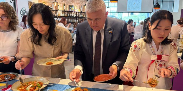 Rădăuțeanul Dumitru Mihalescul, invitat de Ambasada Coreei de Sud să asiste la un concurs de gătit
