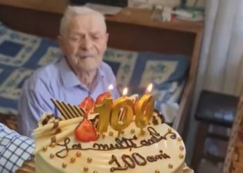 Slujbă de mulțumire, o icoană, o Biblie, un tort și un premiu în bani, pentru Moș Silvestru, din Horodnic de Sus, la împlinirea vîrstei de 100 de ani
