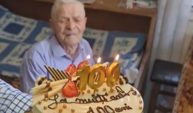 Slujbă de mulțumire, o icoană, o Biblie, un tort și un premiu în bani, pentru Moș Silvestru, din Horodnic de Sus, la împlinirea vîrstei de 100 de ani