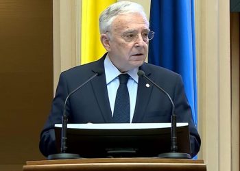Mugur Isărescu, fost premier tehnocrat: Spre sfîrșitul mandatului vorbeam singur. Daniel Apostol: Trimiterea la propriul lui mandat nu este altceva decît o lecție care ar trebui ascultată
