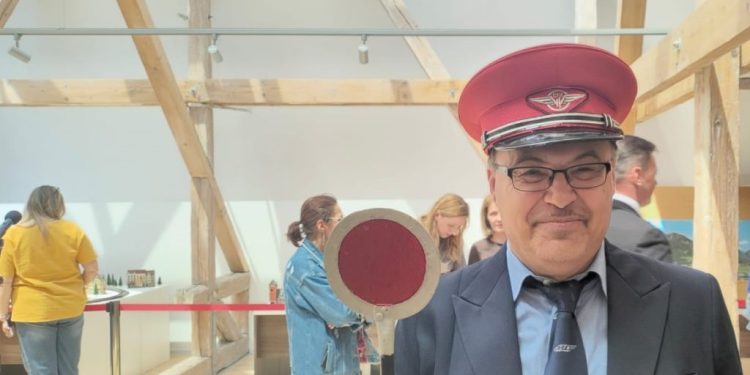 Nicu Amurăriței, la vernisajul expoziției de trenulețe: Eu sînt șeful de gară, iar soția mea este impiegatul de mișcare. Asta înseamnă că ea este șefa, pentru că fără ea nu se mișcă nimic