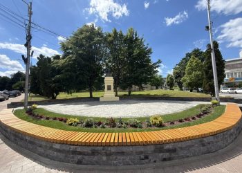Sucevenii, invitați să doneze cărți pentru viitorul raft cu cărți din piațeta de la statuia lui Mihai Eminescu