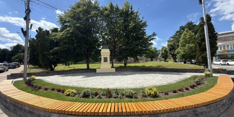 Sucevenii, invitați să doneze cărți pentru viitorul raft cu cărți din piațeta de la statuia lui Mihai Eminescu