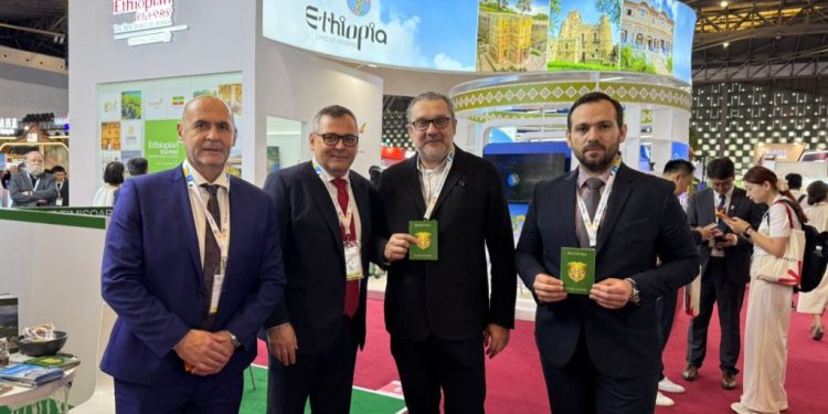 Suceava are un stand la tîrgul de turism de la Shanghai. Vizitatorii standului primesc Pașaportul Turistic al Bucovinei și o ciocolată (Foto)