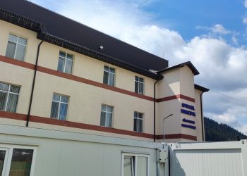 Doi medici de la Spitalul din Cîmpulung Moldovenesc, acuzați de luare de mită, reținuți pentru 24 de ore