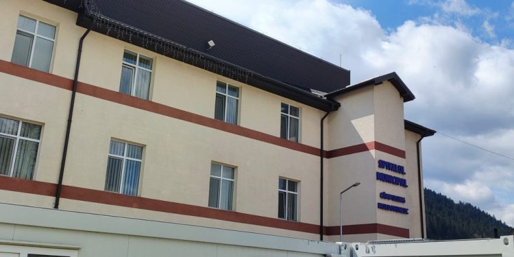 Doi medici de la Spitalul din Cîmpulung Moldovenesc, acuzați de luare de mită, reținuți pentru 24 de ore