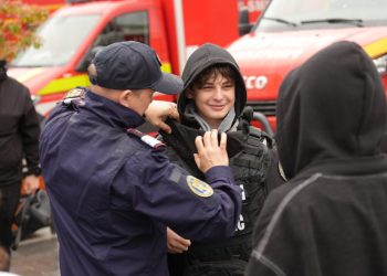 Copii, în centrul Sucevei, pentru a vedea autospecialele, ambulanțele, echipamentele și tehnica utilizată în misiunile desfășurate pentru salvarea de vieți (Foto)