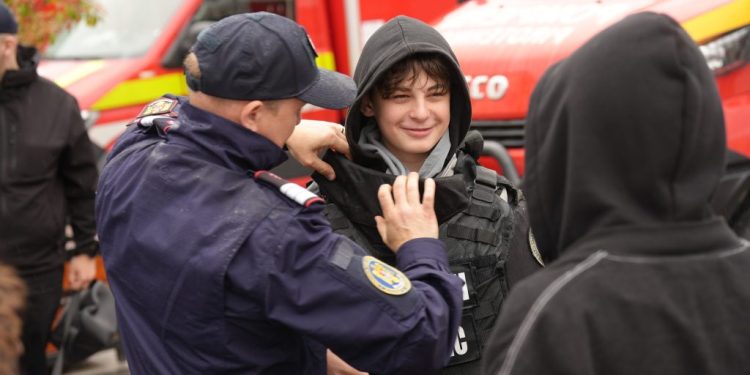 Copii, în centrul Sucevei, pentru a vedea autospecialele, ambulanțele, echipamentele și tehnica utilizată în misiunile desfășurate pentru salvarea de vieți (Foto)