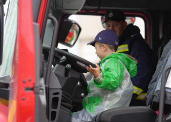 Copii, în centrul Sucevei, pentru a vedea autospecialele, ambulanțele, echipamentele și tehnica utilizată în misiunile desfășurate pentru salvarea de vieți (Foto)