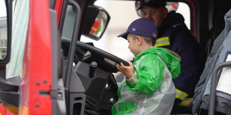 Copii, în centrul Sucevei, pentru a vedea autospecialele, ambulanțele, echipamentele și tehnica utilizată în misiunile desfășurate pentru salvarea de vieți (Foto)