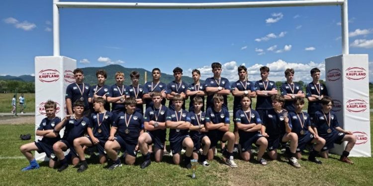 60 de tineri cu vîrste cuprinse între 12 și 18 ani, implicați în antrenamente, competiții și activități educaționale, în cadrul programului Rugby pentru Toți