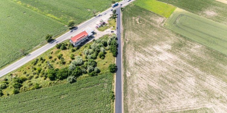 Șapte kilometri din DJ 208F, între Mesteceni și DN 2, au fost asfaltați în șase zile. Gheorghe Șoldan anunță noi lucrări pe drumurile județene