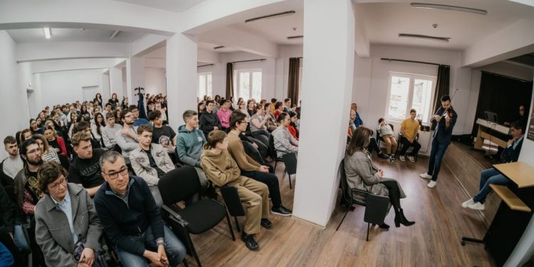 ”Un Stradivarius în școli”, care a trecut și pe la Vatra Dornei, a însemnat în acest an recitaluri de vioară și de pian la care au asistat 800 de copii și 60 de profesori
