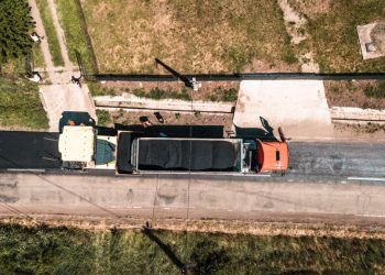 Asfaltări în zona Vadu Moldovei. Lucrările ar putea fi gata în două săptămîni