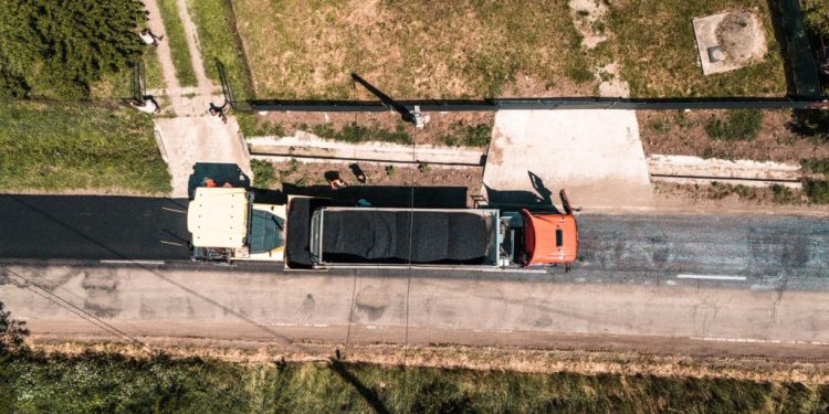 Asfaltări în zona Vadu Moldovei. Lucrările ar putea fi gata în două săptămîni