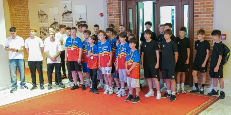 Handbaliștii juniori de la CSU Suceava, campioni și vicecampioni naționali, felicitați de conducerea Consiliului Județean. Aceștia vor fi premiați în viitoarea ședință a CJ