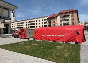 Cod roșu de caniculă. Cort dotat cu echipamente necesare pentru gestionarea cazurilor de deshidratare și hipertermie, în centrul Sucevei