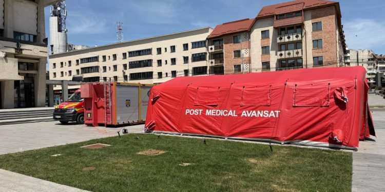 Cod roșu de caniculă. Cort dotat cu echipamente necesare pentru gestionarea cazurilor de deshidratare și hipertermie, în centrul Sucevei