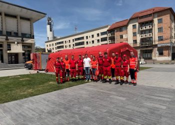 Cod roșu de caniculă. Cort dotat cu echipamente necesare pentru gestionarea cazurilor de deshidratare și hipertermie, în centrul Sucevei