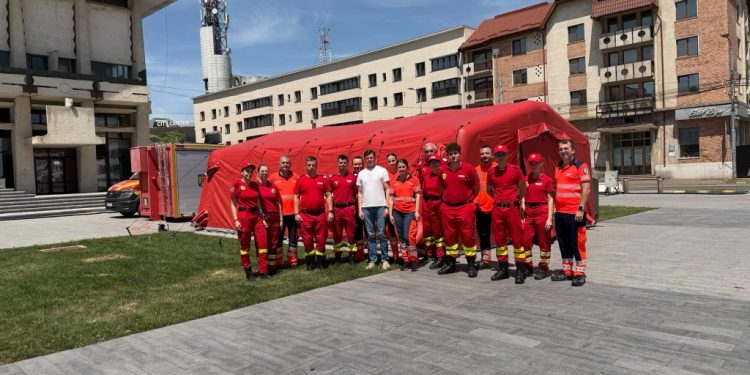 Cod roșu de caniculă. Cort dotat cu echipamente necesare pentru gestionarea cazurilor de deshidratare și hipertermie, în centrul Sucevei