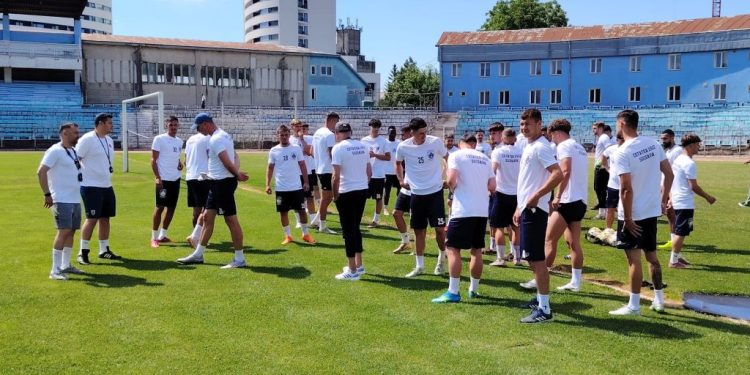 Reunirea lotului echipei CSM Cetatea 1932 Suceava. Antrenorul principal Petre Grigoraș: Liga a II-a este cu totul și cu totul altceva, va trebui să fim mai pretențioși cu alegerile pe care le facem, să aducem jucători dornici să facă performanță, pentru că nu vrem să fim simpli trecători prin Liga a II-a