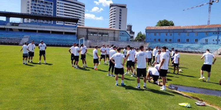 Reunirea lotului echipei CSM Cetatea 1932 Suceava. Antrenorul principal Petre Grigoraș: Liga a II-a este cu totul și cu totul altceva, va trebui să fim mai pretențioși cu alegerile pe care le facem, să aducem jucători dornici să facă performanță, pentru că nu vrem să fim simpli trecători prin Liga a II-a