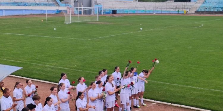 Campioanele de la CSU Suceava meritau mai mult decît o mînă de spectatori, o tobă, o vuvuzea și un steag