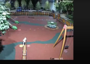 Locul de joacă de pe Aleea Jupiter, vandalizat. Primăria Suceava solicită sprijin pentru identificarea tinerilor care au produs distrugerile