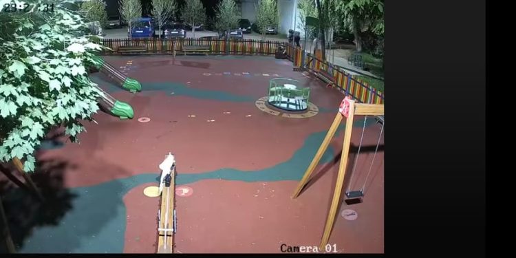 Locul de joacă de pe Aleea Jupiter, vandalizat. Primăria Suceava solicită sprijin pentru identificarea tinerilor care au produs distrugerile