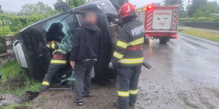 8 persoane, implicate într-un eveniment rutier care a avut loc la Drăgușeni. O singură persoană a fost transportată la spital