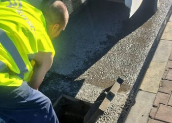 Primăria Suceava continuă lucrările de întreținere: curățenie la locurile de joacă, decolmatarea gaigerelor și amenajările în Zamca