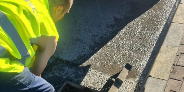 Primăria Suceava continuă lucrările de întreținere: curățenie la locurile de joacă, decolmatarea gaigerelor și amenajările în Zamca