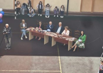 Neculai Roșca și-a prezentat cea mai nouă carte în fața elevilor de la Școala Gimnazială Nr. 1 Suceava. ”Literatura pentru copii este prima fereastră deschisă către universul valorilor morale și al creativității”