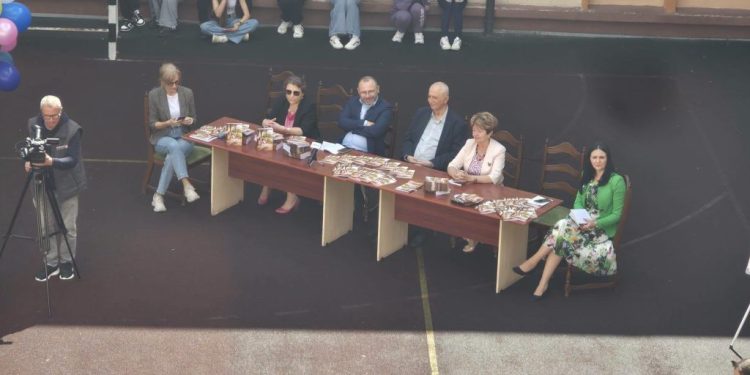 Neculai Roșca și-a prezentat cea mai nouă carte în fața elevilor de la Școala Gimnazială Nr. 1 Suceava. ”Literatura pentru copii este prima fereastră deschisă către universul valorilor morale și al creativității”