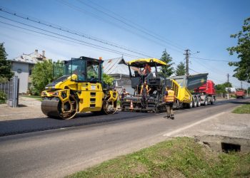 Într-o săptămînă, principalul drum care duce la Pătrăuți va fi terminat de asfaltat