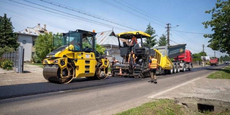 Într-o săptămînă, principalul drum care duce la Pătrăuți va fi terminat de asfaltat