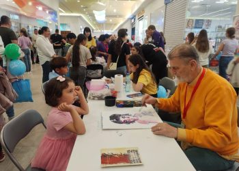 Artistul plastic Mihai Pînzaru PIM a realizat 36 de portrete în cadrul activităților organizate de Ziua Copilului luni, 1 iunie, la Iulius Mall Suceava.