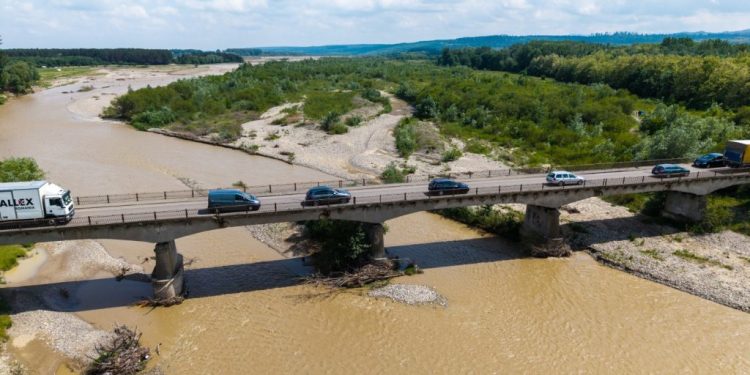 În locul podului de la Cornu Luncii de peste rîul Moldova, făcut în 1910, va fi construit un altul