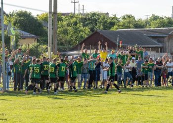 Peste 200 de oameni din tot județul Suceava, alături de Bradul Putna la partida din deplasare cu Unirea Curtești, cîștigată cu 4-0. Au fost prezenți și reprezentanți ai unor de cluburi de fotbal din Suceava, dar și de la FC Botoșani. Bradul este ca și promovat în Liga a III-a