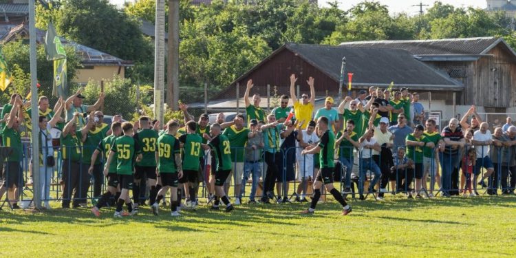 Peste 200 de oameni din tot județul Suceava, alături de Bradul Putna la partida din deplasare cu Unirea Curtești, cîștigată cu 4-0. Au fost prezenți și reprezentanți ai unor de cluburi de fotbal din Suceava, dar și de la FC Botoșani. Bradul este ca și promovat în Liga a III-a