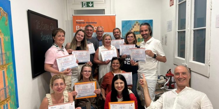 Doi profesori de la Școala Gimnazială nr. 4 Suceava, la un curs de formare la Barcelona. Tema principală a fost integrarea în procesul educațional a artelor și designului